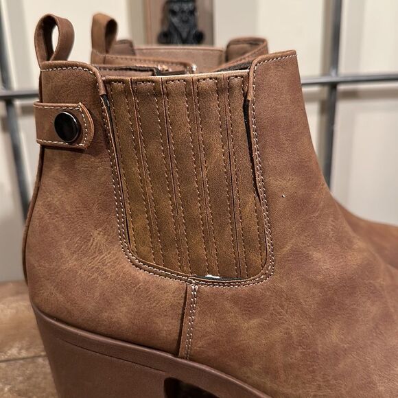 Boots size 10 women taupe color “new” - Picture 3 of 8